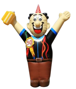 Abraham pop feestend met bierglas
